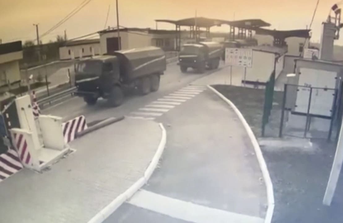 Die ukrainischen Grenzbehörden veröffentlichten Bilder, die zeigen, wie russische Panzer und Militärfahrzeuge den Armyansk-Kontrollpunkt im Norden der Krim passieren.