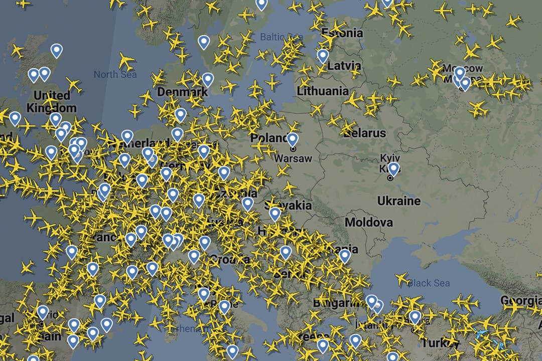 Die Ukraine hat ihren Luftraum geschlossen. Bei Flightradar24.com sind die Auswirkungen zu sehen.