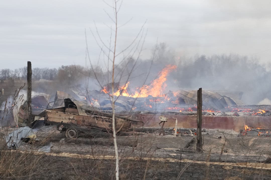 Flammen und Rauch steigen nach einer russischen Attacke auf ein Privathaus ausserhalb Kiews auf.