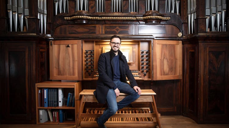 Dirigent Philipp Emanuel Gietl an der Orgel der Pfarrkirche Adligenswil (Bild: Manuela Jans-Koch (Adligenswil, 18. Februar 2022))