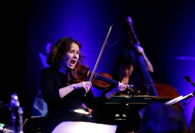 Patricia Kopatchinskaja mit der Camerata Bern bei einem Konzert im Casino Zug.