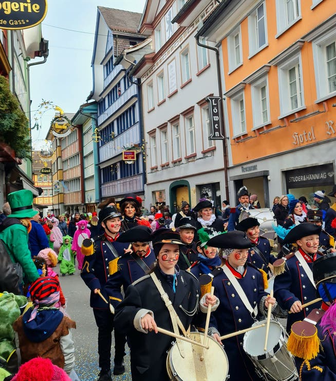 Bunt verkleidete Kinder und Guggenmusiken mit lauten Trommelwirbeln füllten heute die Gassen von Appenzell. 