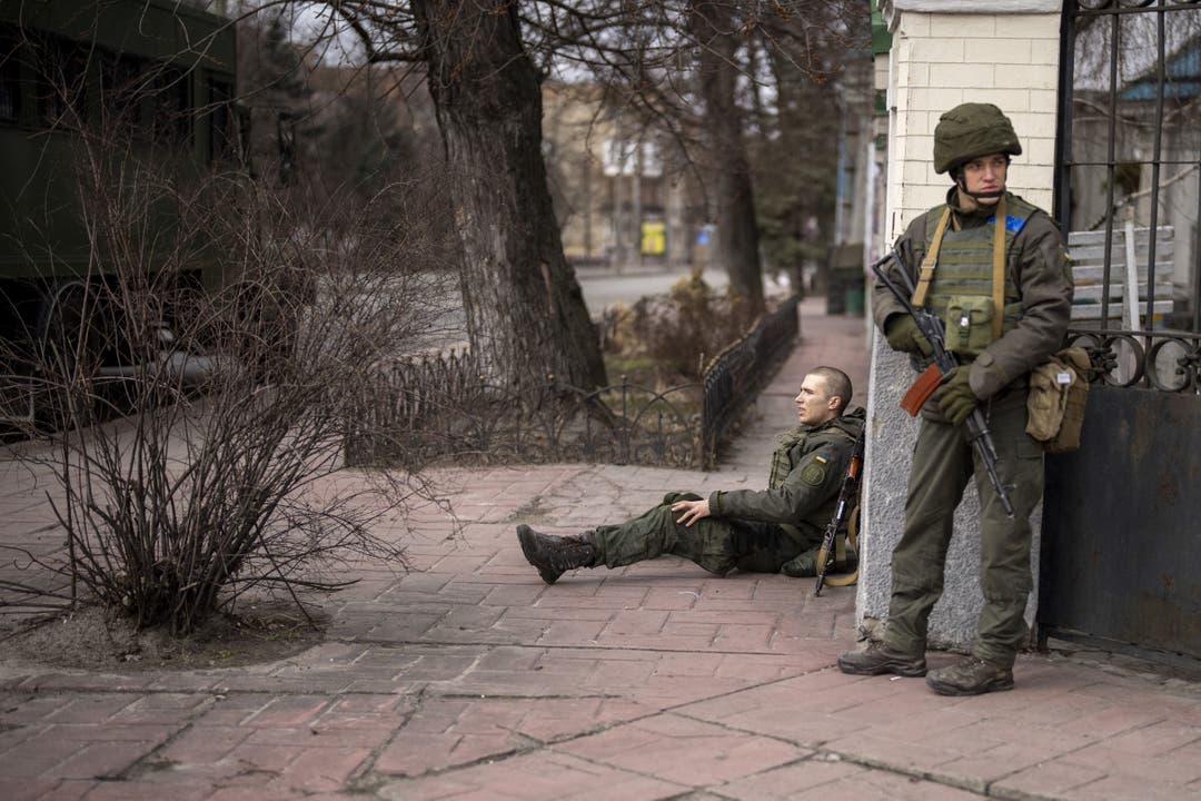 Der sitzende Soldat wurde bei den Gefechten in der Hauptstadt verletzt.
