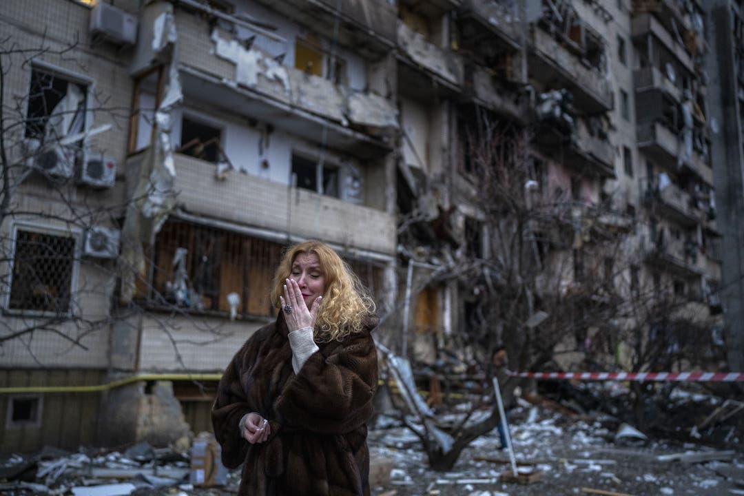 Nach einem russischen Raketenangriff ist das Haus, in dem Natali Sevriukova in Kiew wohnt, schwer beschädigt. 