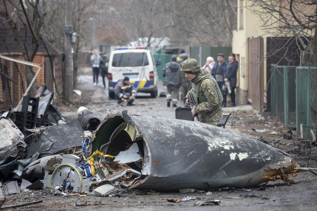 Ein ukrainischer Soldat beäugt Teile eines abgestürzten Flugzeugs in Kiew.