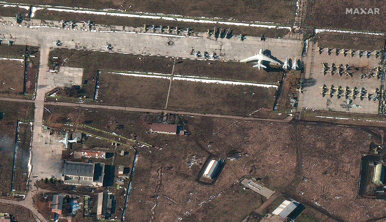 Das Satellitenbild zeigt die Schäden auf einem Flughafen in Chuhuiv.