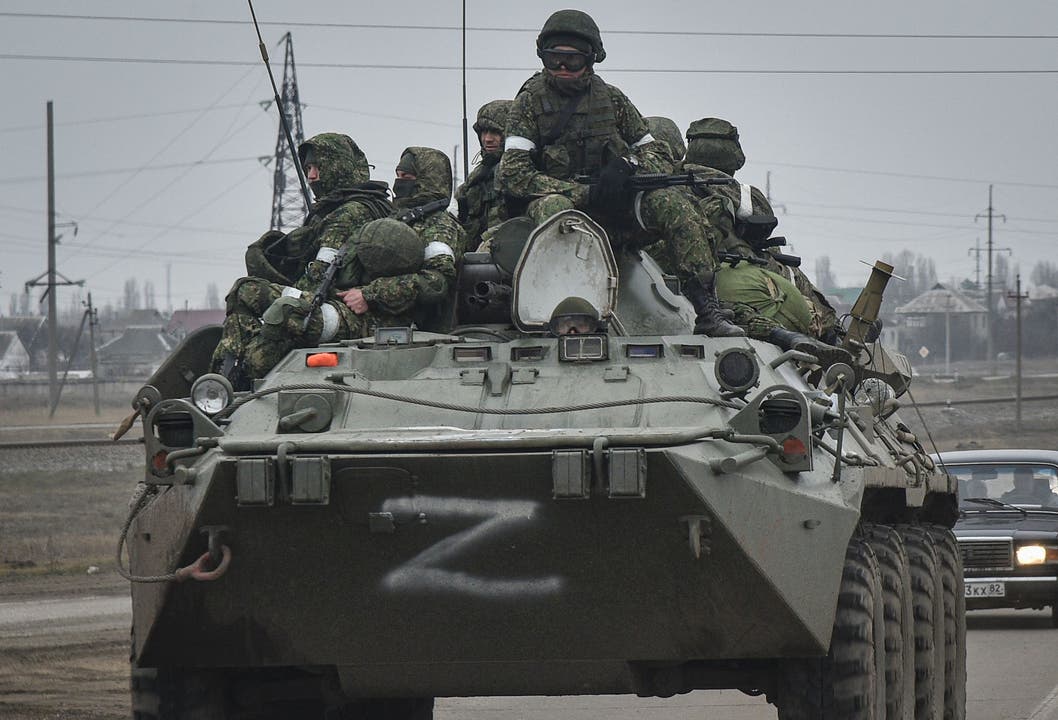 Russische Truppen auf dem Weg ins Innere der Ukraine nahe Armiansk auf der Krim.