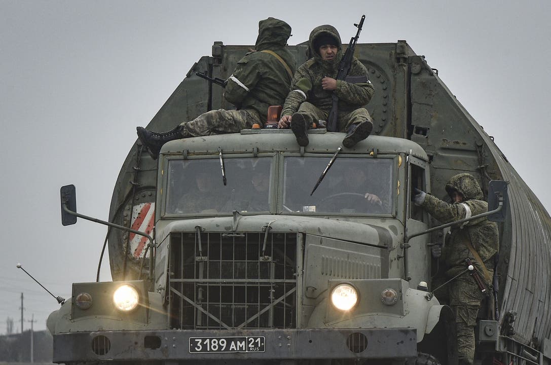 Russische Truppen auf dem Weg ins Innere der Ukraine nahe Armiansk auf der Krim.