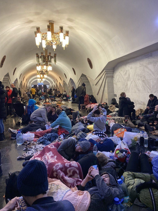 Auch in der zweitgrössten ukrainischen Stadt Kharkiv, die nahe der Volksrepubliken in der Ostukraine liegt, suchen die Bewohner Schutz in den U-Bahn-Stationen.