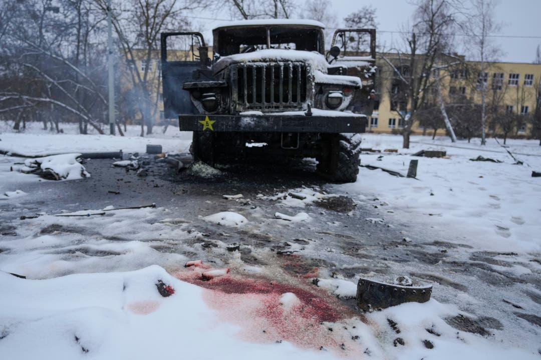 Blutspuren neben einem zerstörten russischen Raketenwerfer ausserhalb von Kharkiv.