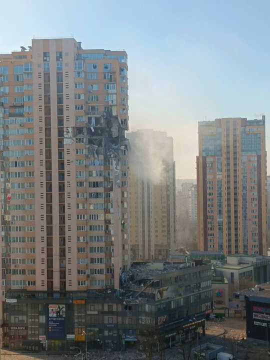 In Kiew, unweit des Flughafens Zhuliani, wurde am Samstagmorgen ein Wohnhaus von einer russischen Rakete getroffen.