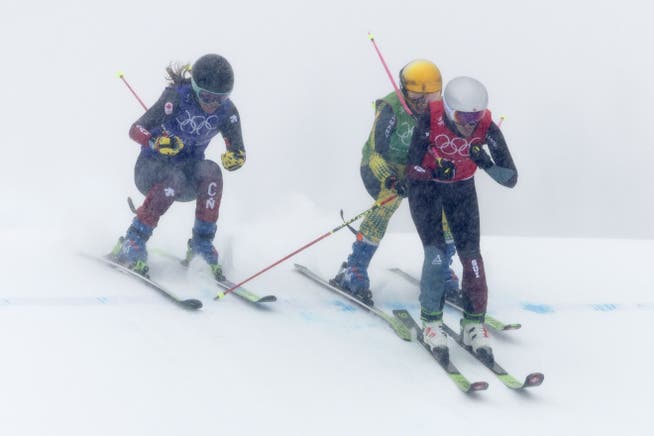 Daniela Maier (M.) gegen Fanny Smith: Diese Aktion im Skicross-Rennen in Peking war doch legal – die Schweizerin erhält nachträglich wieder Bronze.