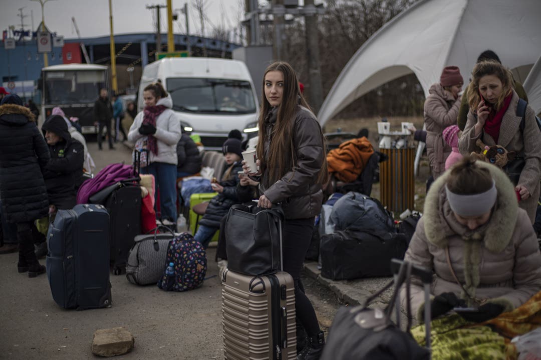 Auch am Grenzübergang in Vysne Nemecke zur Slowakei sind bereits zahlreiche Flüchtlinge angekommen.