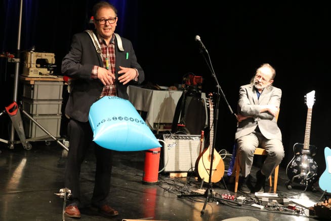 Stefan Heuss (links) – das verkannte Genie – gastierte mit dem Multiinstrumentalist Dide Marfurt im Lichtensteiger Chössi-Theater.