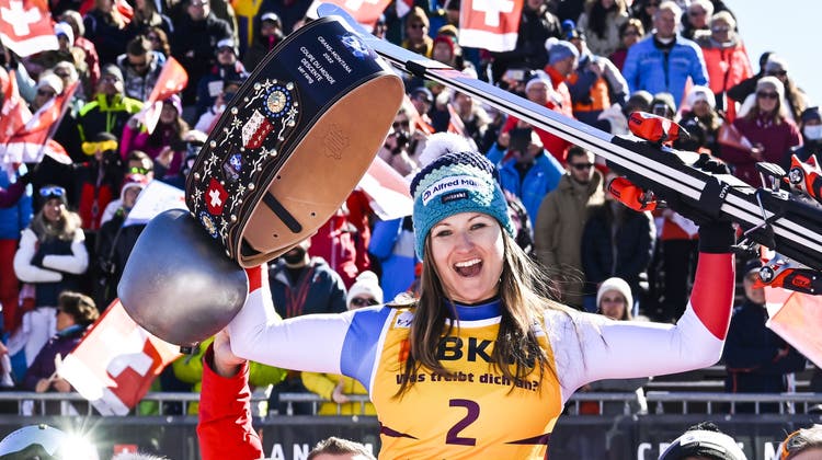 Priska Nufer lässt sich vom Swiss-Ski-Team feiern. (Bild: Jean-Christophe-Bott / Keystone (Crans-Montana, 27. Februar 2022))