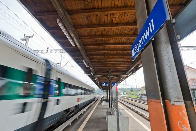 Wegen Bauarbeiten im Bahnhof Mägenwil AG kommt auf der Bahnstrecke Basel-Zürich zu zahlreichen Zugausfällen und Umleitungen. Der Bahnhof Mägenwil wird zeitweise gesperrt.