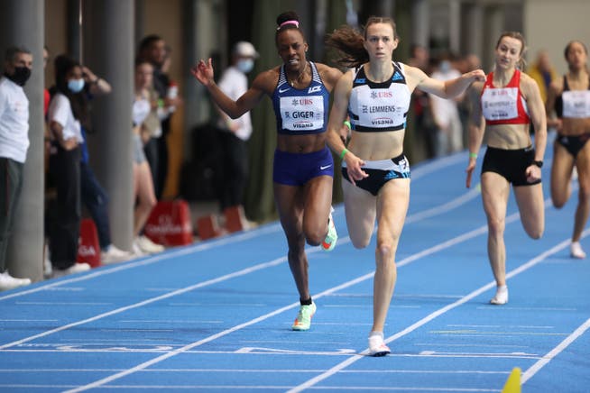 Yasmin Giger (links, hinter Siegerin Silke Lemmens) musste sich an den nationalen Indoor-Titelkämpfen in Magglingen im 400-m-Sprint nur knapp geschlagen geben.