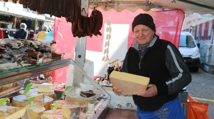 Verkauft Käse, Fleisch und Wurst auf dem Fricker Fasnachtsmarkt: Walter Ulrich. (Dennis Kalt/ «Aargauer Zeitung»)