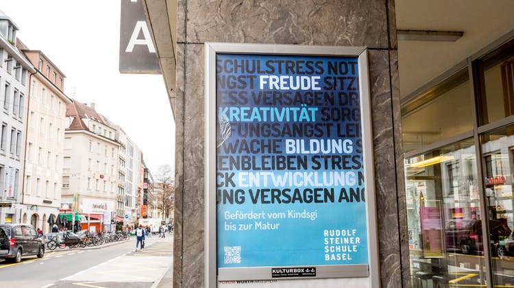 Ob im Tram oder an Fassaden: In Basel sind die Plakate derzeit überall zu sehen. (Nicole Nars-Zimmer)