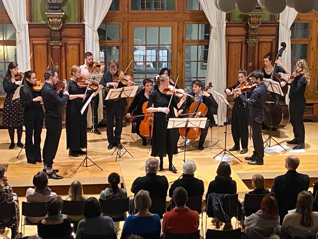 Solistin Susanne Saksenvik an der Violine, begleitet von der Camerata Aperta im Weinfelder Rathaussaal.