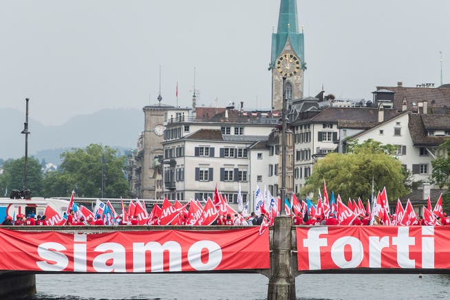 Die Gewerkschaften Syna und Unia – im Bild eine Demo 2015 in Zürich für einen besseren Landesmantelvertrag – fordern ab 2023 weitere Verbesserungen.