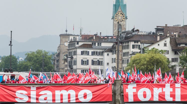 Die Gewerkschaften Syna und Unia – im Bild eine Demo 2015 in Zürich – fordern ab nächstem Jahr weitere Verbesserungen. (Keystone)