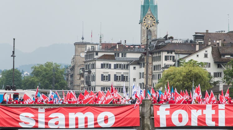 Die Gewerkschaften Syna und Unia – im Bild eine Demo 2015 in Zürich für einen besseren Landesmantelvertrag – fordern ab 2023 weitere Verbesserungen. (Keystone)