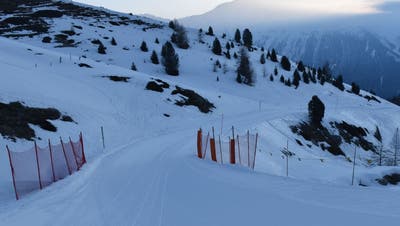 Ein Skifahrer geriet im Skigebiet Corviglia neben die Piste und kollidierte mit Steinen. (Kapo GR)