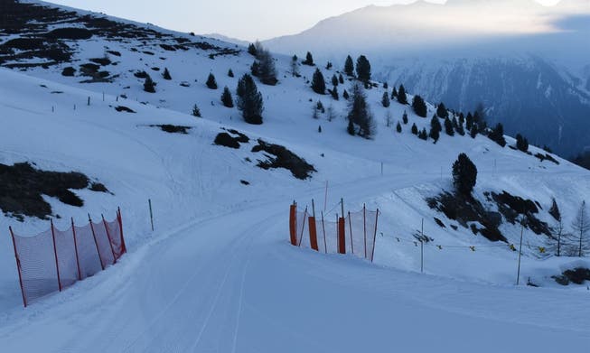 Ein Skifahrer geriet im Skigebiet Corviglia neben die Piste und kollidierte mit Steinen.