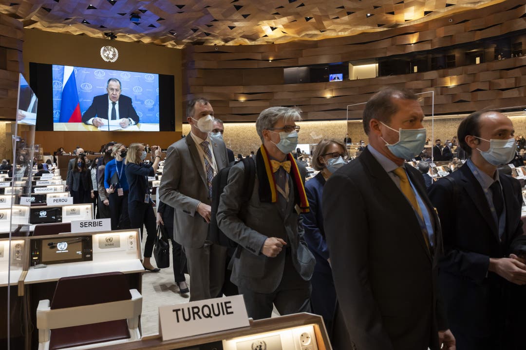 Aus Protest gegen den Krieg in der Ukraine haben zahlreiche Diplomaten in Genf vor der Rede des russischen Aussenministers Sergej Lawrow den Saal des UNO-Menschenrechtsrats verlassen.