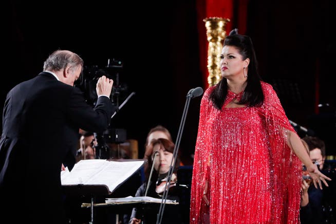 Der Druck auf russische Kunstschaffende wächst: Valery Gergiev und die Sopranistin Anna Netrebko (Hier beim gemeinsamen Auftritt zum FIFA World Cup auf dem Roten Platz in Moskau 2018) werden in der Schweiz sobald nicht mehr auftreten.