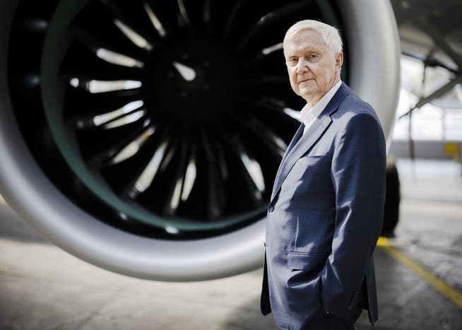 Bankier und Helvetic-Eigentümer Martin Ebner posiert in einem Hangar am Flughafen Zürich im März 2022.
