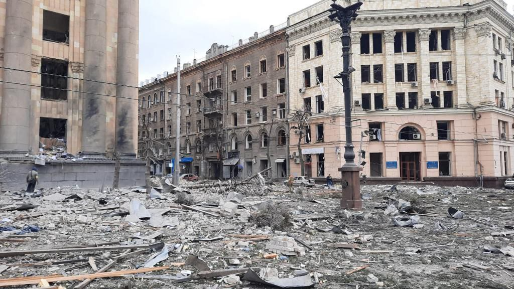Beim Platz der Freiheit im Zentrum von Charkiw hat sich eine starke Explosion ereignet.