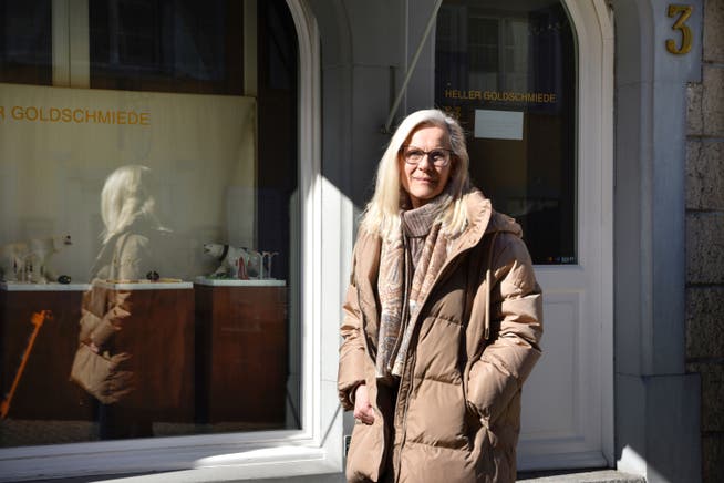 Vilma Heller vor ihrem Geschäft an der Kapellgasse 3 in der Arboner Altstadt.