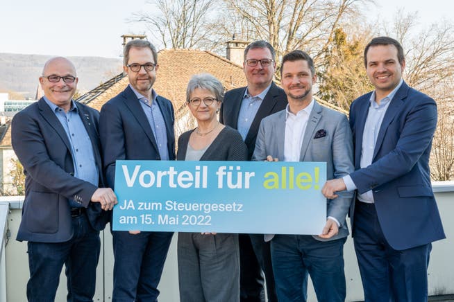 Kämpfen für die Steuervorlage, von links: Andy Steinacher (SVP), Gabriel Lüthy (FDP), Maya Bally (Die Mitte), Urs Widmer (AGV), Beat Bechtold (AIHK), Philippe Kühni (GLP). 