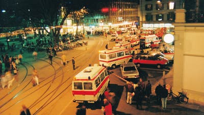 1991: Brand in einer S-Bahn im Hirschengrabentunnel; Rettungskräfte die Passagiere beim Bahnhof Stadelhofen. (Zvg / Limmattaler Zeitung)
