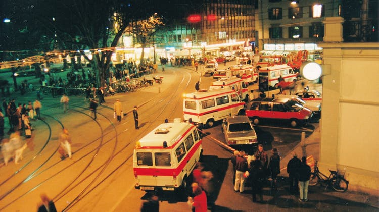 1991: Brand in einer S-Bahn im Hirschengrabentunnel; Rettungskräfte die Passagiere beim Bahnhof Stadelhofen. (Zvg / Limmattaler Zeitung)