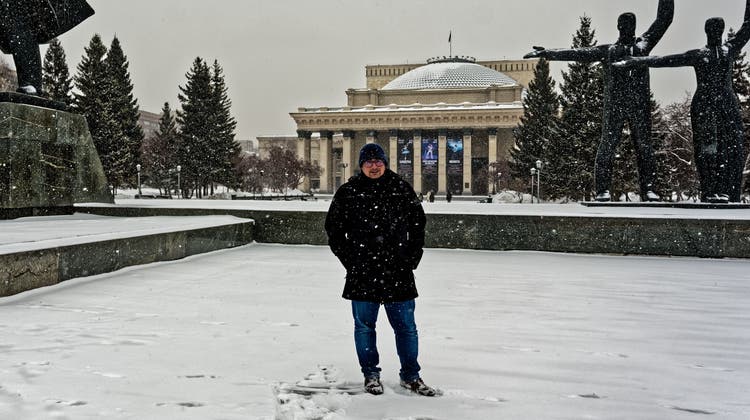 Manuel Nagel steht am Lenin-Platz in Nowosibirsk. Im Hintergrund zu sehen ist die Oper. Das Foto wurde am Montag aufgenommen. (Bild: Natalia Nagel)
