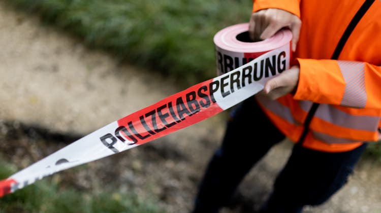 Die Polizei  fand einen toten Mann. Es handelt sich mit grösster Wahrscheinlichkeit um einen 74-jährigen Mann, der in St.Gallen als vermisst gemeldet wurde. (Symbolbild: Christian Merz / Keystone)