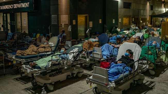 Spitäler können den Ansturm nicht mehr bewältigen. Patienten in Hongkong vor einer Notaufnahme.