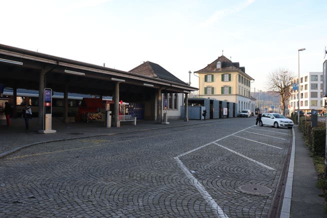 Die Parkuhren für die öffentlichen Parkplätze der SBB sind bald Geschichte – auch in Brugg. 