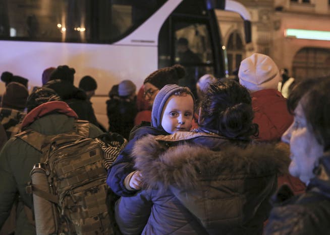 Aus dem Kriegsgebiet in der Ukraine geflüchtete Frauen und Kinder besteigen an der ukrainisch-polnischen Grenze einen Bus nach Warschau (1. März 2022).