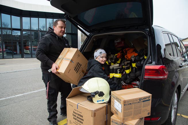 Piotr Podolak packt mit seiner Tochter Sophie die Hilfsgüter ins Auto, um sie zum Lastwagen nach Horn zu bringen.