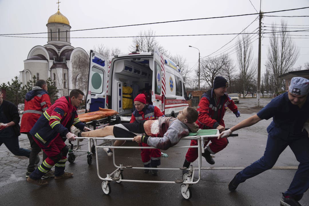 Ein bei einem Raketenangriff auf einen Wohnblock Verwundeter wird in ein Spital in Mariupol gebracht.