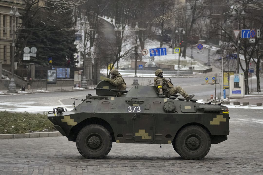 Ukrainische Soldaten patrouillieren in Kiew.