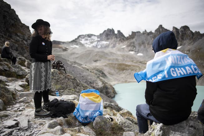 Unterstützer der Gletscher-Initiative bei einer Aktion beim Pizolgletscher.