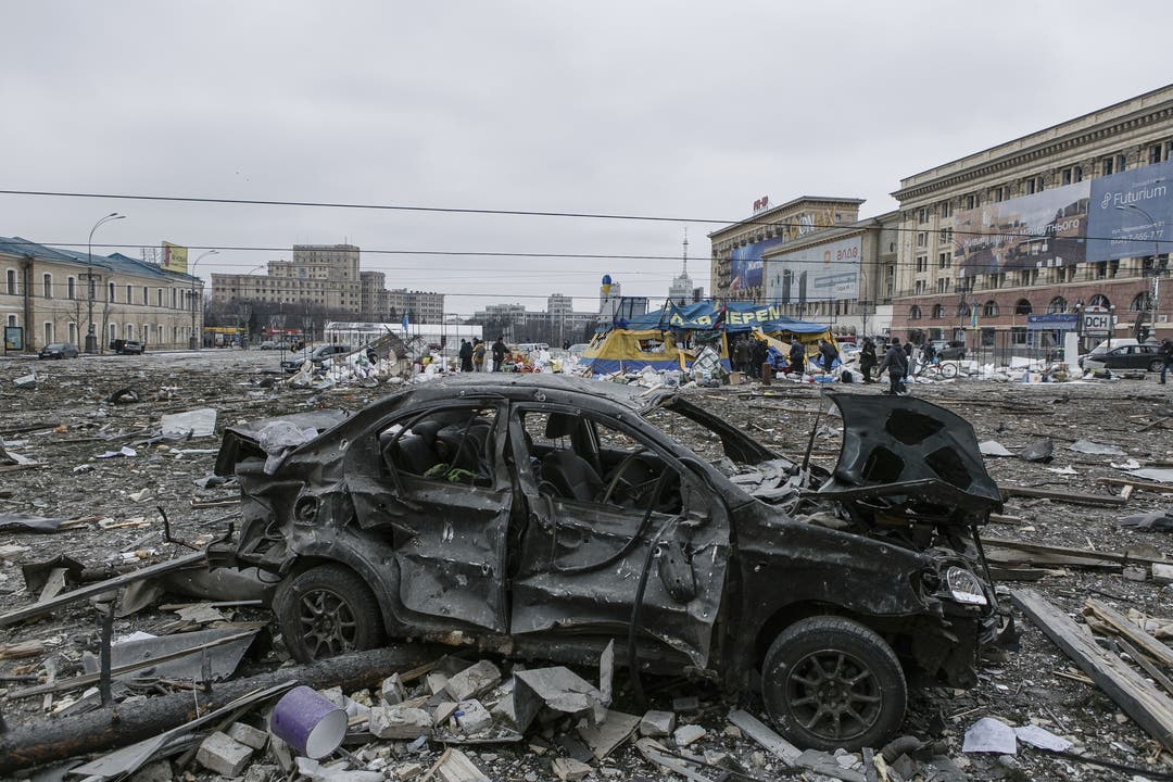 Ein zerstörtes Auto vor dem Regierungsgebäude in Charkiw.