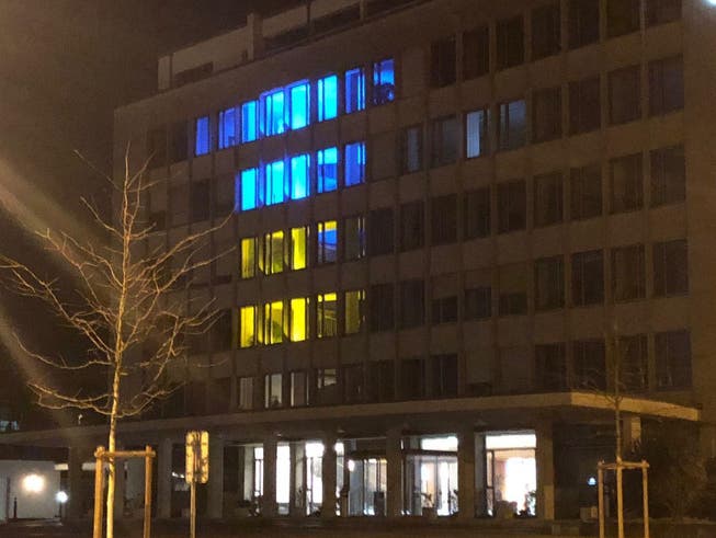 Am Dienstagabend erstrahlten die Fenster im Wettinger Rathaus in gelber und blauer Farbe.