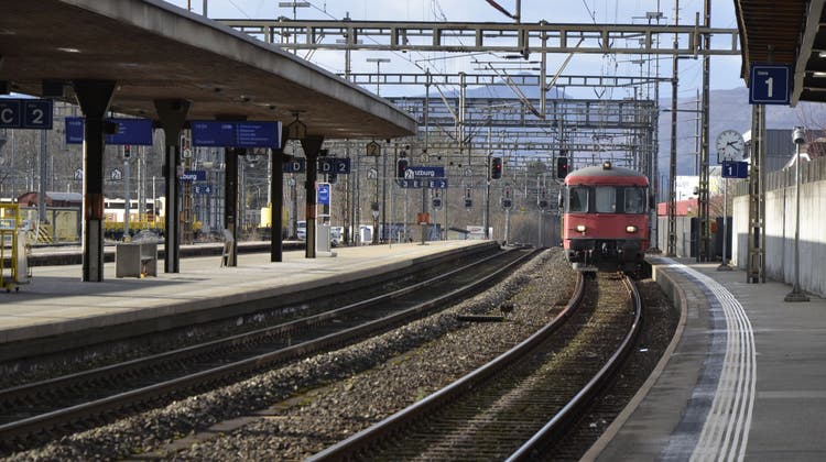 Der Ausbau des Bahnhofs Lenzburg, laut Kanton eine wichtige Drehscheibe in der Agglomeration «Aargau-Ost», soll schneller unterstützt werden. (Daniel Vizentini)
