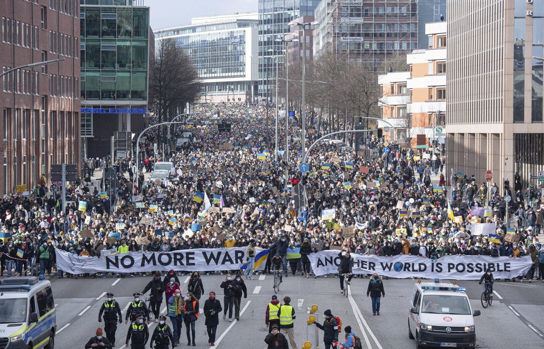 Tausende demonstrierten in Hamburg, Deutschland, gegen den von Putin geführten Krieg. 